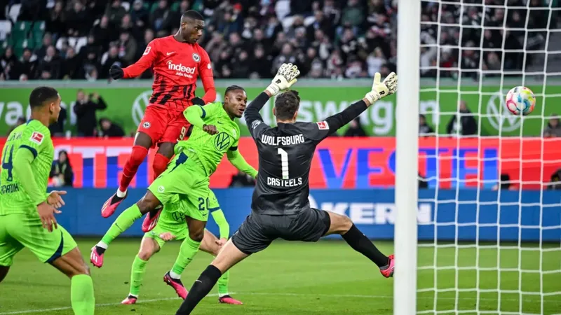 Cầu thủ Frankfurt với sự quyết tâm vượt qua cầu thủ của Wolfsburg trên sân cỏ