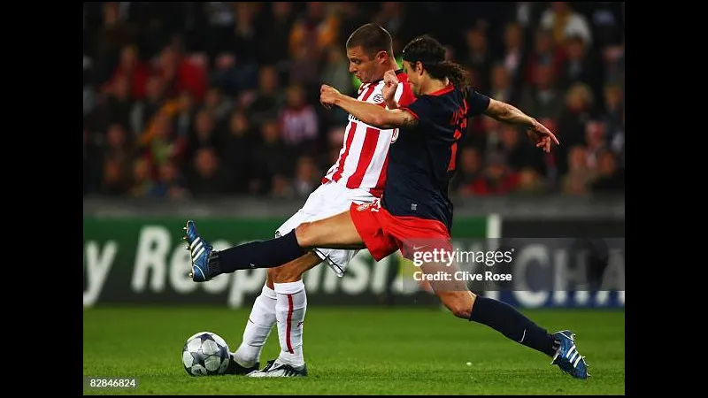 Cầu thủ PSV với sự quyết tâm đi bóng qua hàng phòng ngự của Atletico Madrid