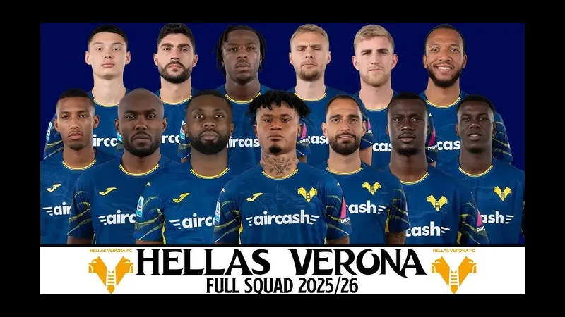 Cầu thủ Verona và Udinese tranh chấp bóng trên sân cỏ
